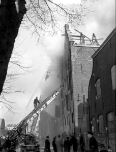Grote brand in pakhuis Vrede aan het Prinseneiland 79 tm 83 te Amsterdam, Bestanddeelnr 903-2558