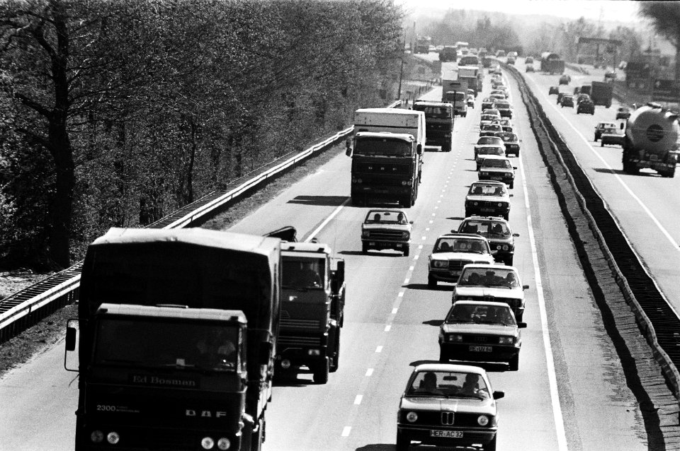 Grote drukte op Nederlandse wegen i.v.m. de grote stroom Duitse toeristen, drukte op weg Oberhausen naar Utrecht (A12) ter hoogte van Bunnik, Bestanddeelnr 931-4371