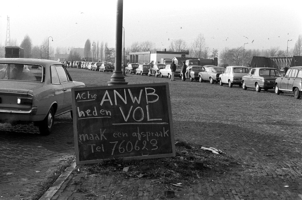 Grote drukte, bord waarop staat ANWB heden vol, Bestanddeelnr 926-8782
