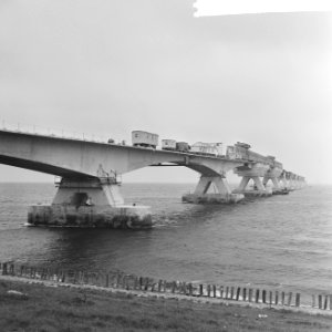 Grootste brug van Europa in aanbouw bij Kats over de Oosterschelde, de eerste ov, Bestanddeelnr 916-5081