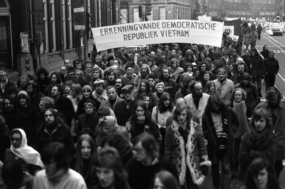 Grote demonstratie in Amsterdam tegen oorlog in Vietnam, betogers met spandoek E, Bestanddeelnr 926-1216