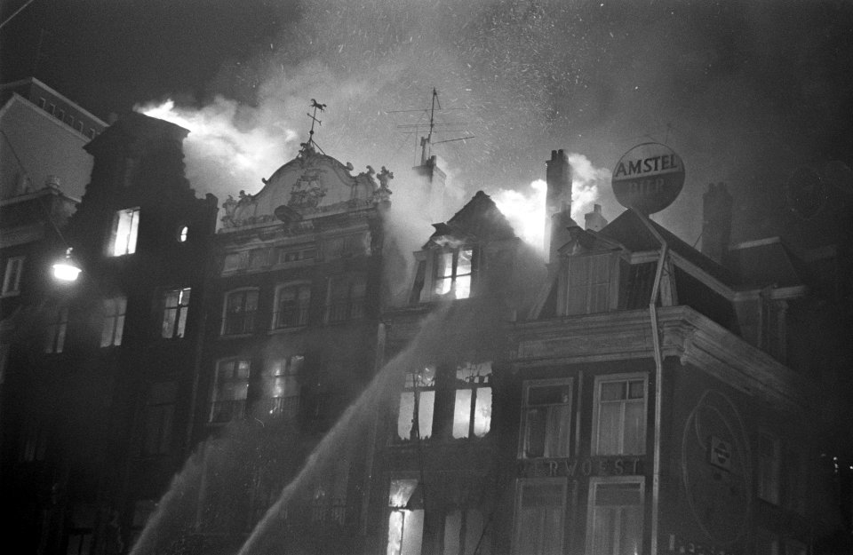 Grote brand op Rembrandtsplein burgemeester Samkalden (midden), Bestanddeelnr 921-9783