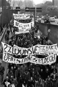 Grote demonstratie voor betere arbeidsvoorwaarden in Rotterdam (ong. 30.000 man , Bestanddeelnr 929-0317