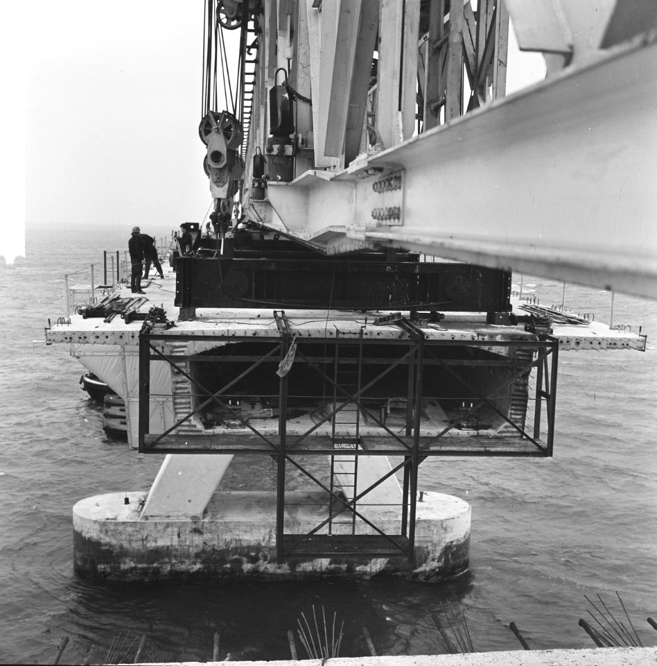 Grootste brug van Europa in aanbouw bij Kats over de Oosterschelde, de eerste ov, Bestanddeelnr 916-5084