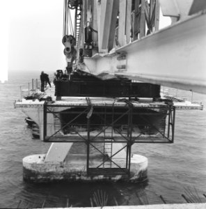 Grootste brug van Europa in aanbouw bij Kats over de Oosterschelde, de eerste ov, Bestanddeelnr 916-5084
