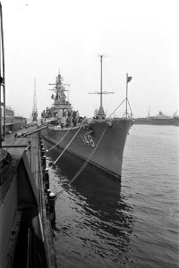Grootste kruiser te wereld Amerikaanse Newport News (21000 ton) in Amsterdam, d, Bestanddeelnr 924-9441