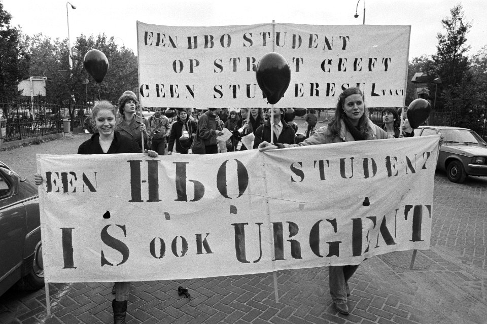 Grote groep leerkrachten en leerlingen van HBO gedemonstreerd in Amsterdam voor , Bestanddeelnr 931-0912