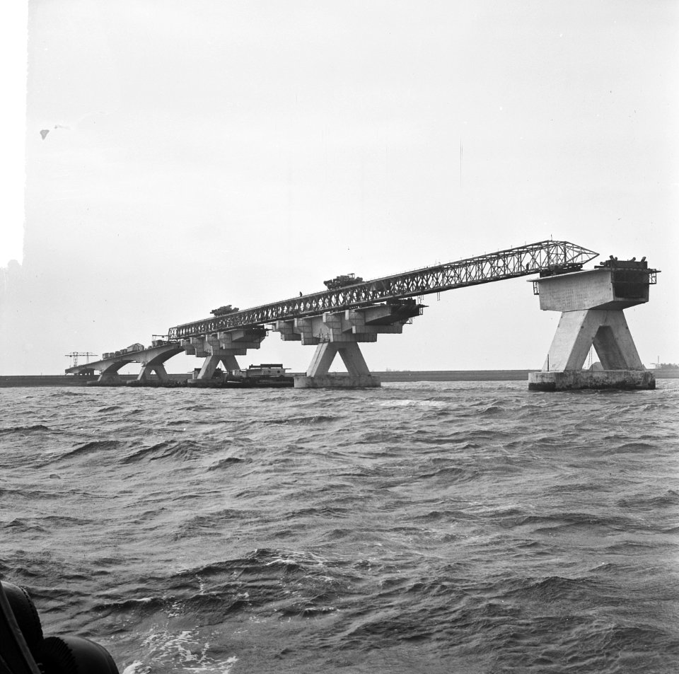 Grootste brug van Europa in aanbouw bij Kats over de Oosterschelde, de eerste ov, Bestanddeelnr 916-5080
