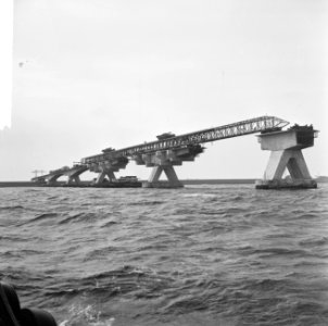 Grootste brug van Europa in aanbouw bij Kats over de Oosterschelde, de eerste ov, Bestanddeelnr 916-5080