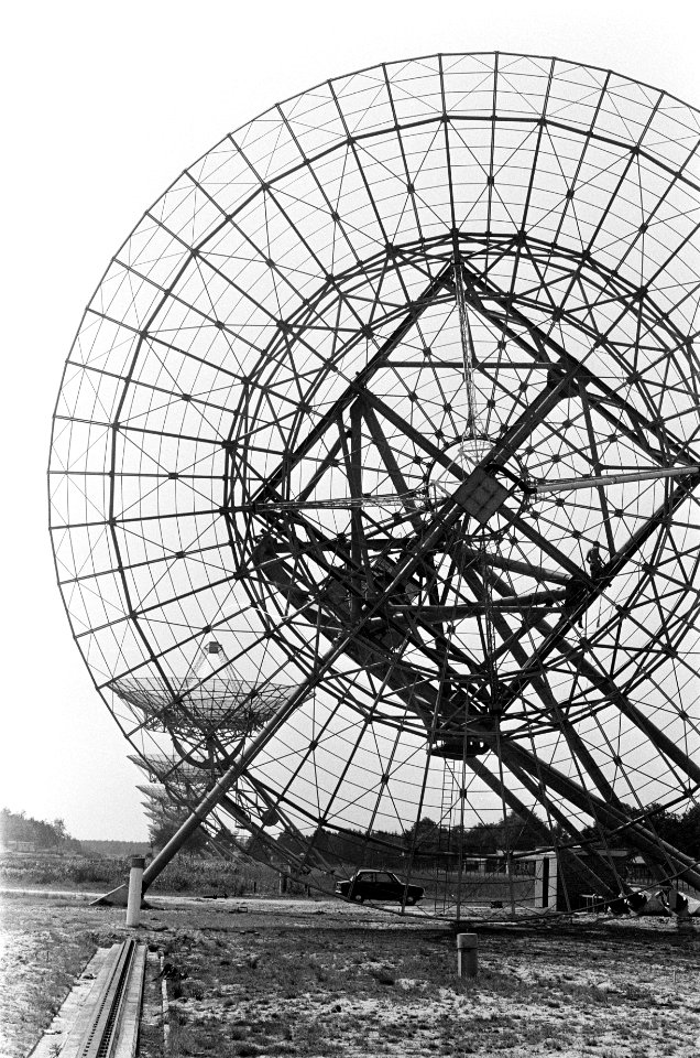 Grootste synthese radiotelescoop ter wereld in Westerbork overzicht in voorste , Bestanddeelnr 923-6013