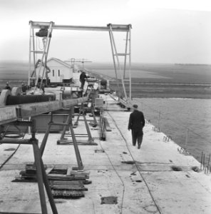 Grootste brug van Europa in aanbouw bij Kats over de Oosterschelde, de eerste ov, Bestanddeelnr 916-5078