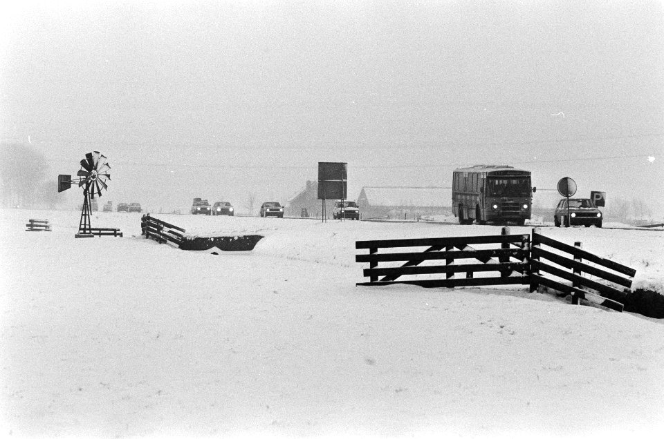 Grote hinder voor verkeer door sneeuw en strenge vorst verkeer in Noord Holland , Bestanddeelnr 933-1946