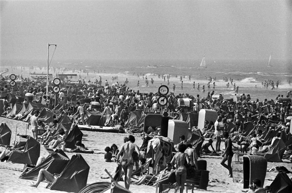 Grote drukte op Zandvoortse strand, Bestanddeelnr 929-2609
