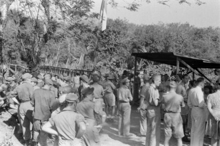 Grote groep militairen bij de brug, Bestanddeelnr 1503-1-1