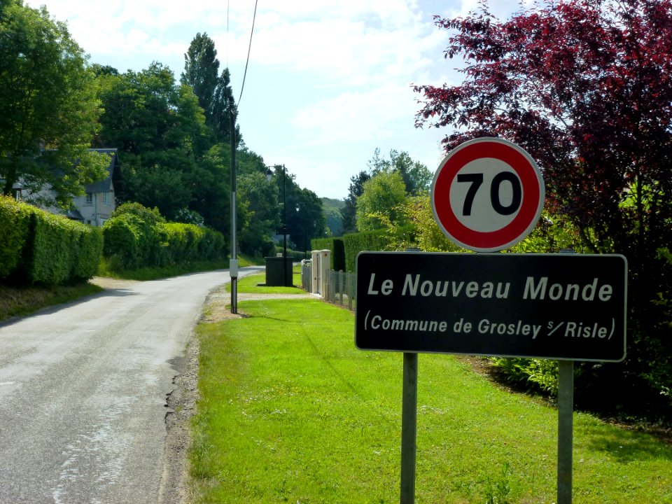 Grosly-sur-Risle (Eure, Fr) city limit sign Le Nouveau Monde