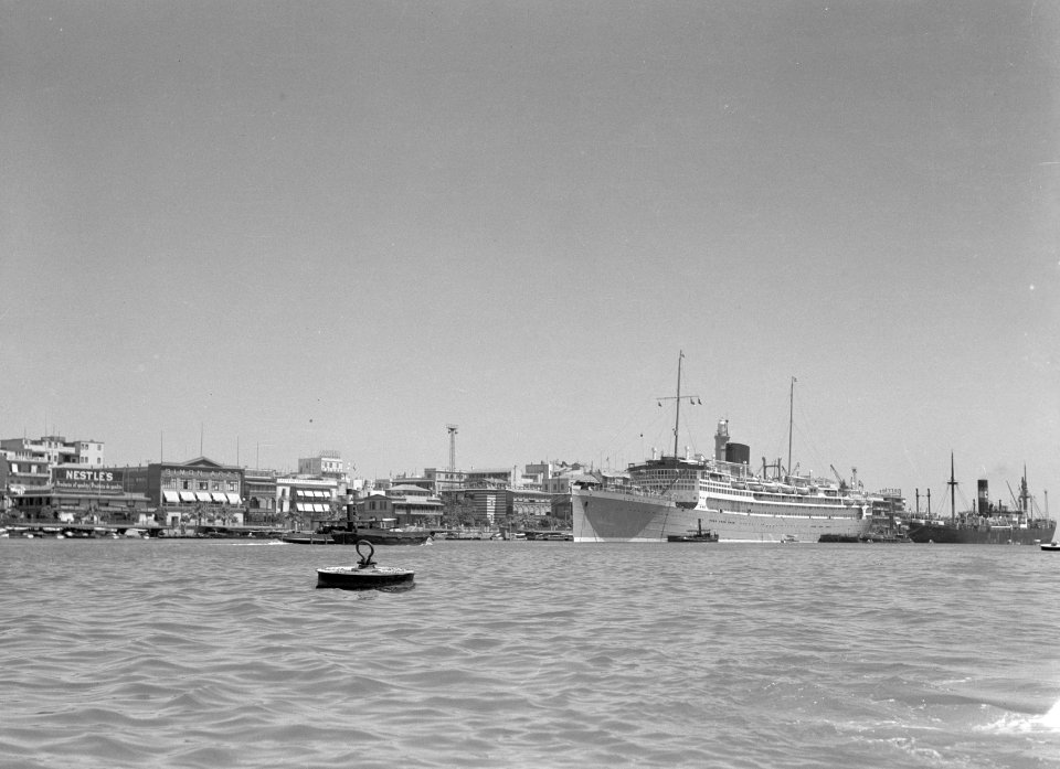 Groot passagiersschip in de haven van Port Said, Bestanddeelnr 252-1791