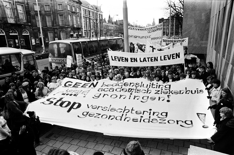 Grote groep demonstranten met spandoeken bij hun autobussen op de Korte Voorhout, Bestanddeelnr 930-5471