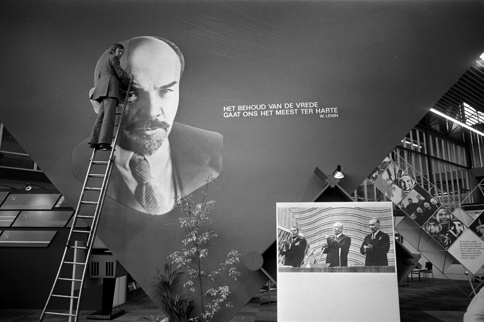 Grote foto van Vladimir Lenin ernaast zijn uitspraak Het behoud van de vrede g, Bestanddeelnr 925-6162