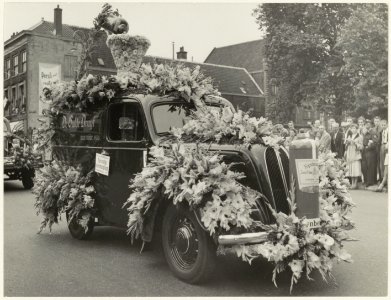Grote Houtbrug met versierde wagens van het bloemencorso 1952. NL-HlmNHA 54010468