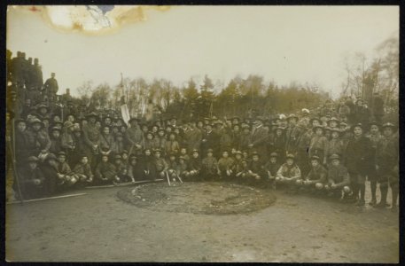 Grote groep padvinders met in het midden Prins Hendrik, enige notabelen en enige, Bestanddeelnr 158-1283