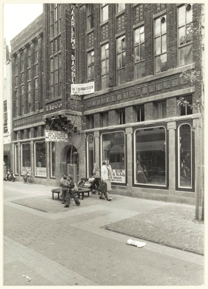 Grote Houtstraat 93. Het gebouw waarin vroeger het kantoor van het Haarlems Dagblad was gevestigd zoals het er in 1977 na een ingrijpende verbouwing van de gevel op de begane grond uitziet. , NL-HlmNHA 54005149