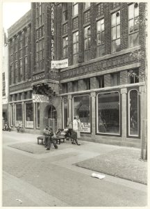 Grote Houtstraat 93. Het gebouw waarin vroeger het kantoor van het Haarlems Dagblad was gevestigd zoals het er in 1977 na een ingrijpende verbouwing van de gevel op de begane grond uitziet. , NL-HlmNHA 54005149