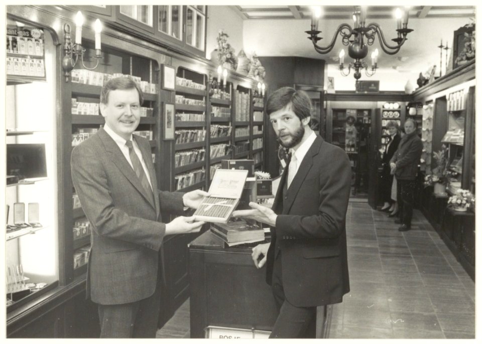 Grote Houtstraat 81. Tabak en sigarenhandel De Gekroonde Moor Jan van der Pigge. V.l.n.r. Paul Braam en Ko van der Veldt. NL-HlmNHA 54002870