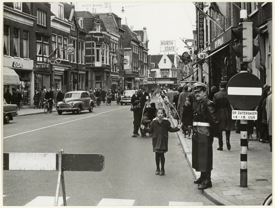 Grote Houtstraat bij de Grote Houtbrug, ziende naar het noorden. Op zaterdagmiddag werd de rechterrijbaasn geblokkeerd als voetgangersdomein. NL-HlmNHA 54005638