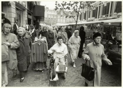 Grote Houtstraat, nabij de Spekstraat, ziende naar de Grote Markt. NL-HlmNHA 54031979