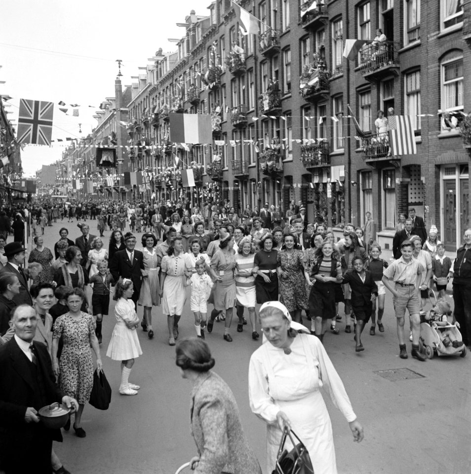 Grote groepen Amsterdammers bewegen zich door de straten. Hier de Rustenburgers, Bestanddeelnr 900-4550