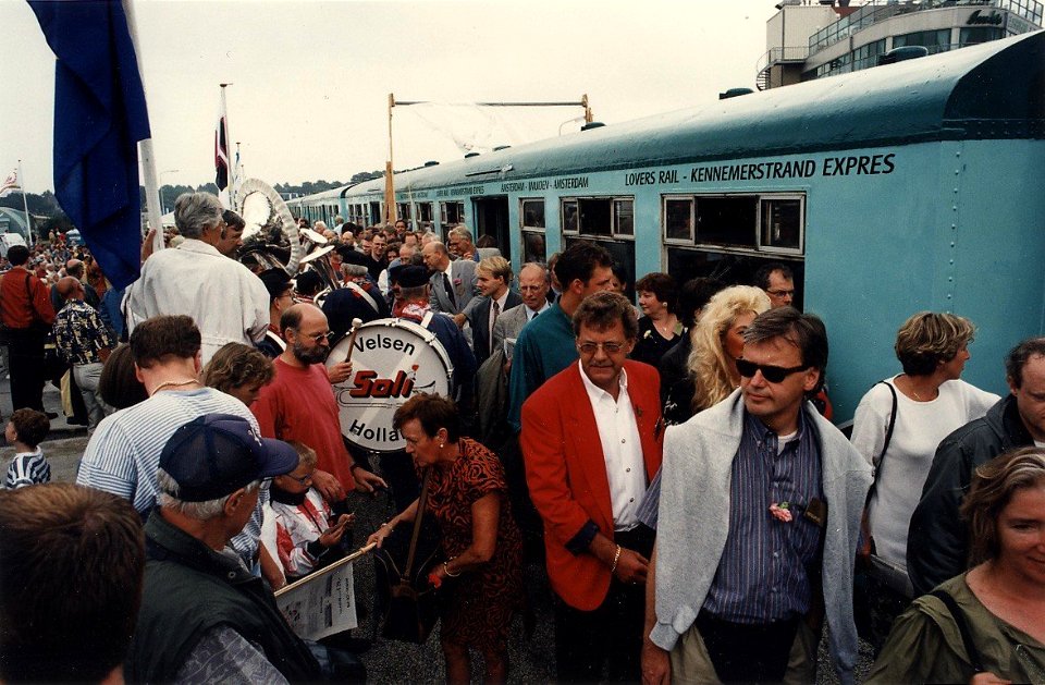 Groots onthaal voor Kennemerstrand Express. Aangekocht in 1997 van United Photos de Boer bv. - Negatiefnummer 43106 kc 26 a. - Gepubliceerd in het Haarlems Dagblad van 12.08.1996. Identificatienummer 