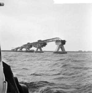 Grootste brug van Europa in aanbouw bij Kats over de Oosterschelde, de eerste ov, Bestanddeelnr 916-5083