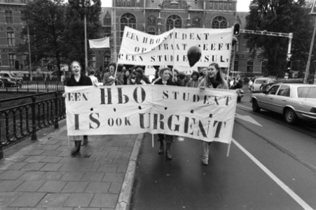 Grote groep leerkrachten en leerlingen van HBO gedemonstreerd in Amsterdam voor , Bestanddeelnr 931-0913