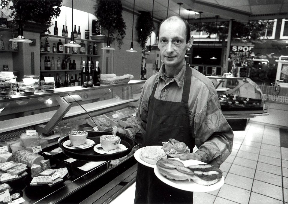 Grote Houtstraat 168. Aangekocht van United Photos de Boer bv. - Negatiefnummer 43453 k -37. - Gepubliceerd in het Haarlems Dagblad van 19.11.1996, NL-HlmNHA 54036487