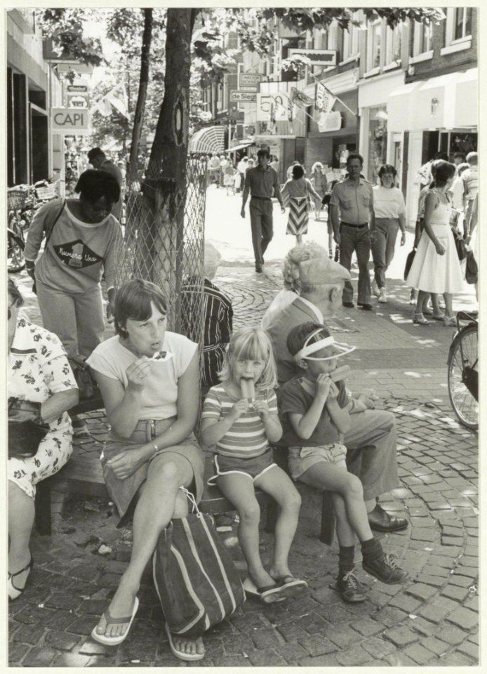 Grote Houtstraat, ziende naar het zuiden. NL-HlmNHA 54035860