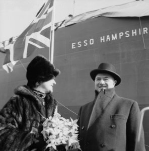 Grootste in Nederland gebouwde Esso Hampshire gedoopt door mevrouw L.W. Elliot (, Bestanddeelnr 913-6574