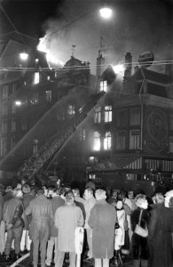 Grote brand op Rembrandtsplein, waarbij verscheidende panden geheel uitbrandden, Bestanddeelnr 921-9782