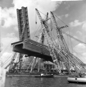 Grootste basculebrug ter wereld nadert voltooiing De Brienenoordbrug, Bestanddeelnr 915-1863