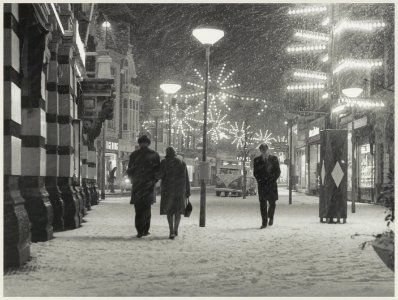 Grote Houtstraat, gezien naar het zuiden vanaf de Grote Markt, met sneeuw en kerstverlichting. NL-HlmNHA 54011713