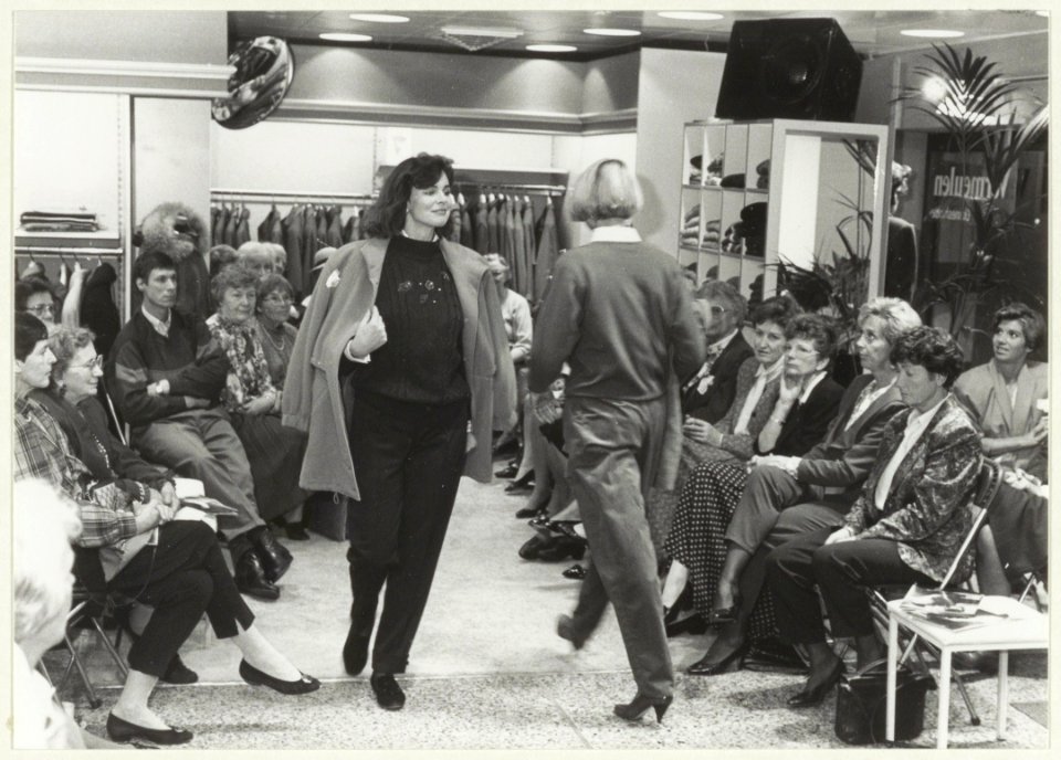 Grote Houtstraat 2. Dames- en Herenmodezaak, modeshow. NL-HlmNHA 54031720