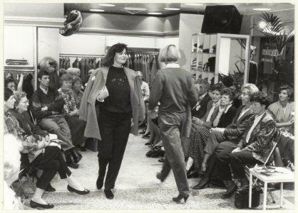 Grote Houtstraat 2. Dames- en Herenmodezaak, modeshow. NL-HlmNHA 54031720