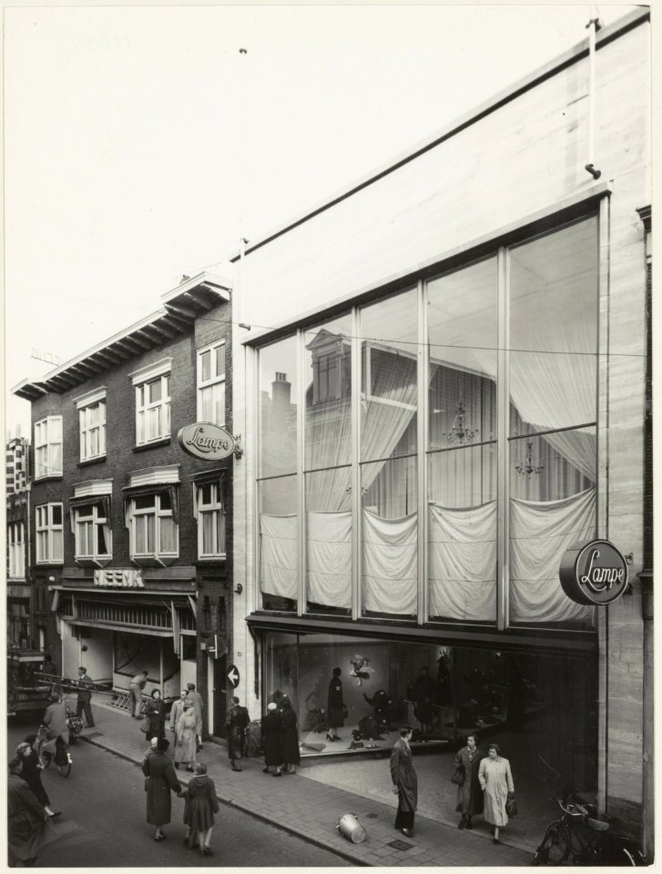 Grote Houtstraat 99-101. Tegenover de Nieuwstraat, oostzijde, ziende naar het noorden. NL-HlmNHA 54010674
