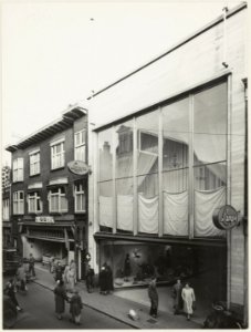 Grote Houtstraat 99-101. Tegenover de Nieuwstraat, oostzijde, ziende naar het noorden. NL-HlmNHA 54010674