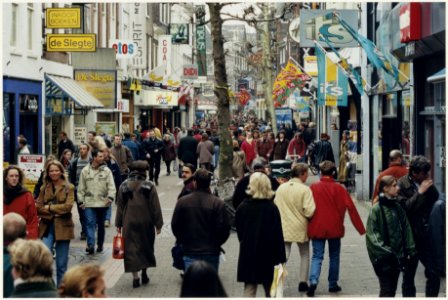 Grote Houtstraat, nabij de Nieuwstraat, ziende naar het noorden. NL-HlmNHA 54036985