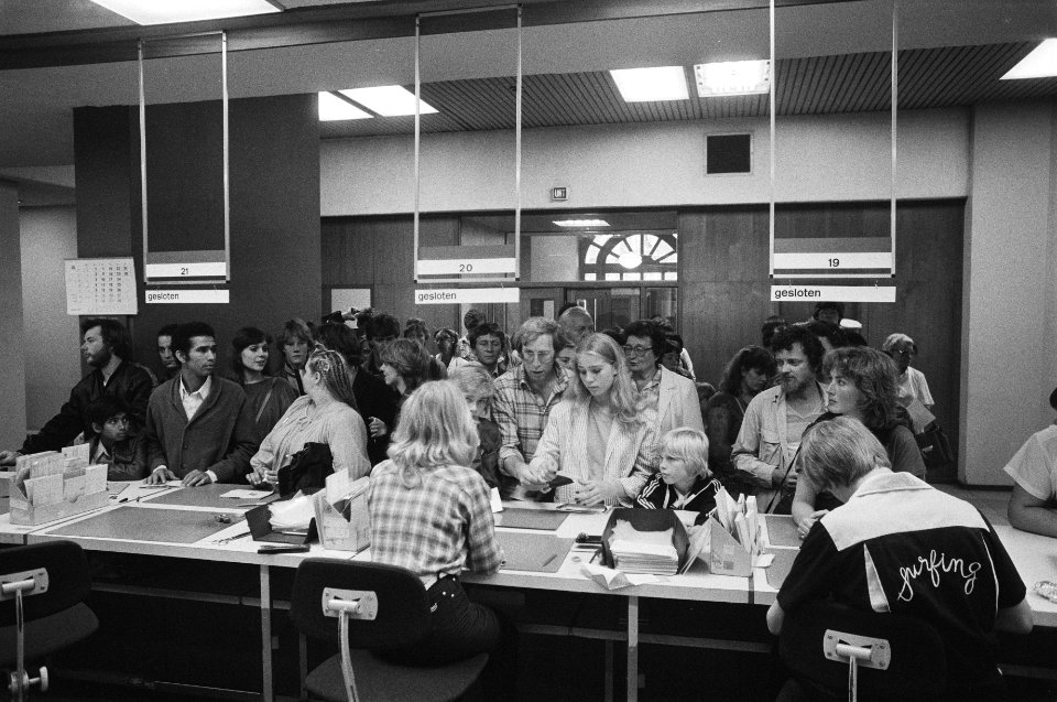 Grote drukte bij afdeling paspoorten van het Bevolkingsregister in Amsterdam in verband met de naderen zomervakantie, Bestanddeelnr 931-5596