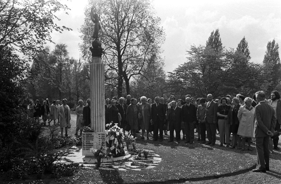 Groeperingen leggen bloemen bij het Monument voor de Verzetsstrijders, Bestanddeelnr 924-5308