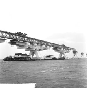 Grootste brug van Europa in aanbouw bij Kats over de Oosterschelde, de eerste ov, Bestanddeelnr 916-5079