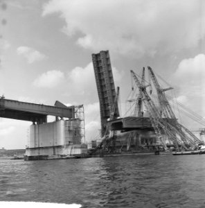 Grootste basculebrug ter wereld nadert voltooiing De Brienenoordbrug, Bestanddeelnr 915-1857