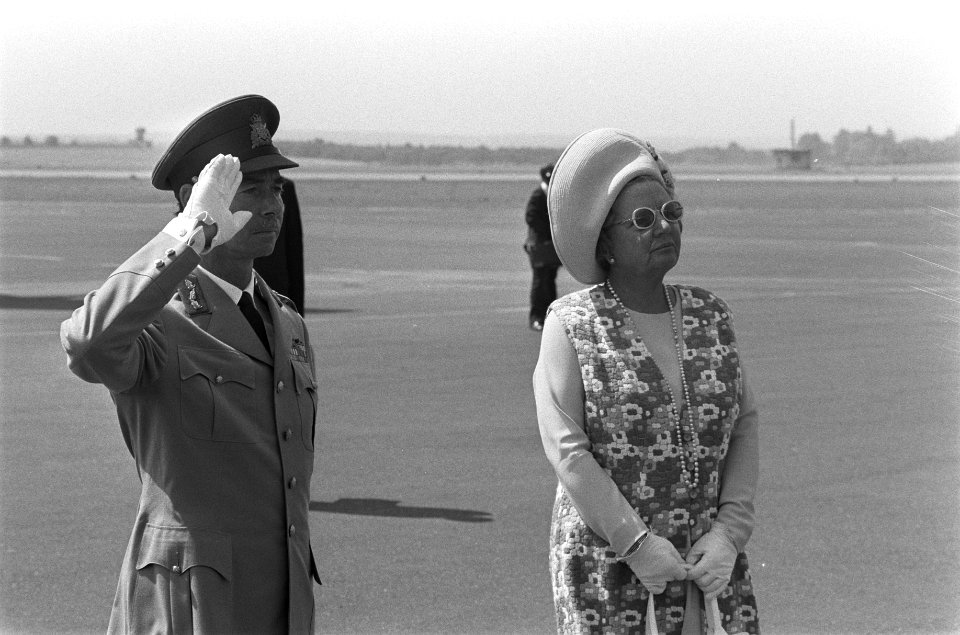 Groothertog Jan van Luxemburg en koningin Juliana na aankomst op vliegveld Luxe…, Bestanddeelnr 924-7104