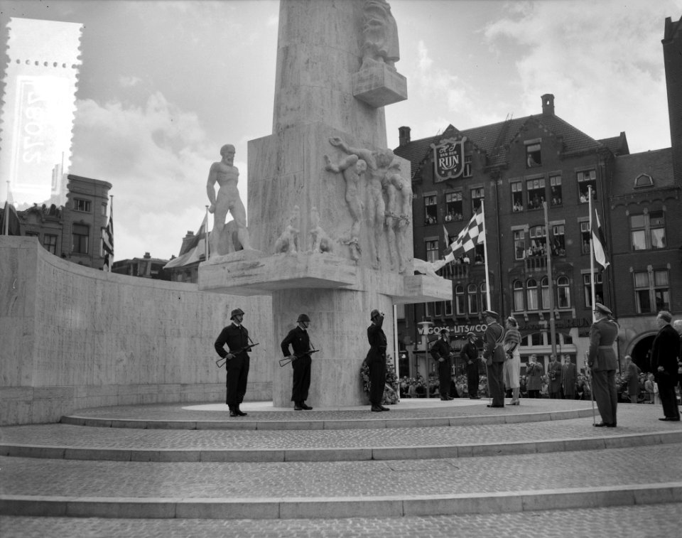 Groothertogelijk bezoek uit Luxemburg. Kranslegging bij het Nationaal Monument, Bestanddeelnr 907-8072